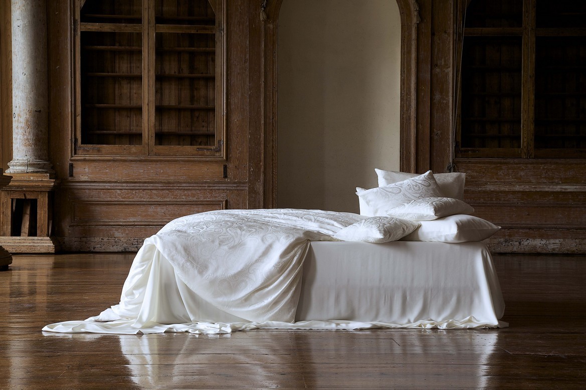 Спальня в белых тонах: советы по оформлению комнаты