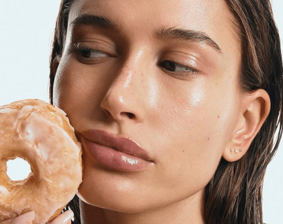 Косметика Rhode: как Хейли Бибер влюбила в свой бренд миллионы глазированным пончиком